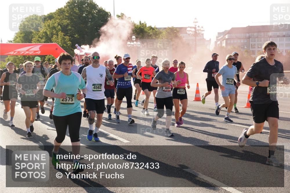 07.09.2025 - BARMER Alsterlauf Yannick Fuchs http://msf.ph/oto/8732433 07.09.2025 09:04:07 Laufen 699, 4669, 377, 2575, 233, 5659, 4562, 3603, 4643, 5548, 300 meine-sportfotos.de