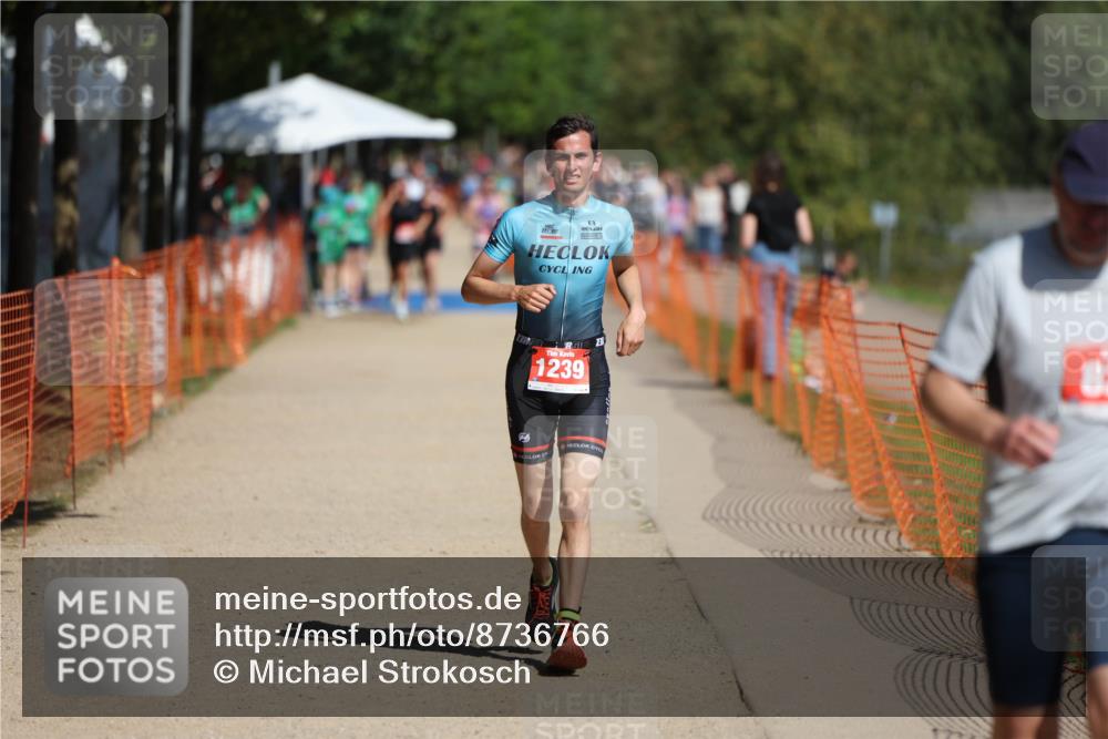 07.09.2025 - 19. Norderstedt Triathlon Michael Strokosch http://msf.ph/oto/8736766 07.09.2025 12:24:39 Laufen 826, 1239 meine-sportfotos.de