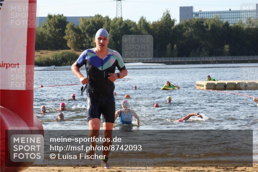 07.09.2025 - 19. Norderstedt Triathlon Luisa Fischer http://msf.ph/oto/8742093 07.09.2025 10:05:33 Schwimmen 1127, 1141 meine-sportfotos.de