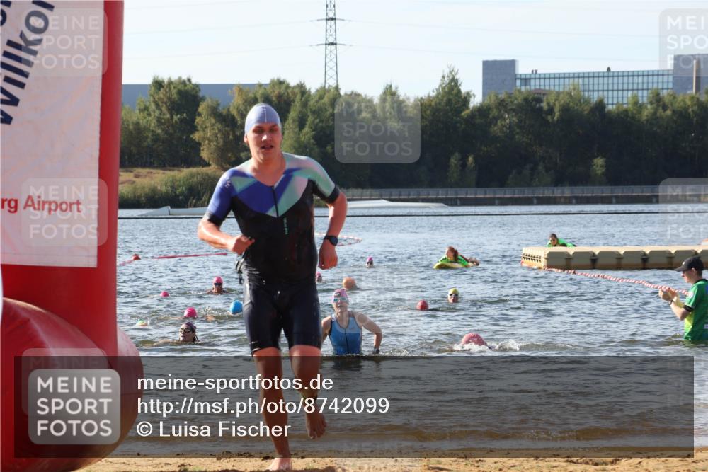 07.09.2025 - 19. Norderstedt Triathlon Luisa Fischer http://msf.ph/oto/8742099 07.09.2025 10:05:33 Schwimmen 1127, 1141 meine-sportfotos.de