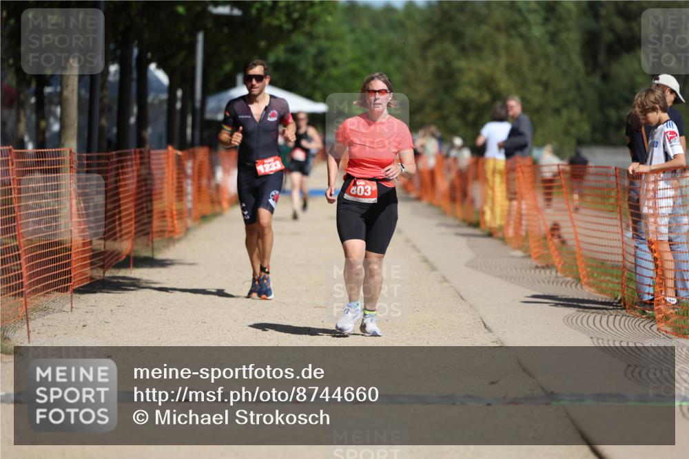 07.09.2025 - 19. Norderstedt Triathlon Michael Strokosch http://msf.ph/oto/8744660 07.09.2025 12:34:32 Laufen 696, 803, 1213, 1233 meine-sportfotos.de