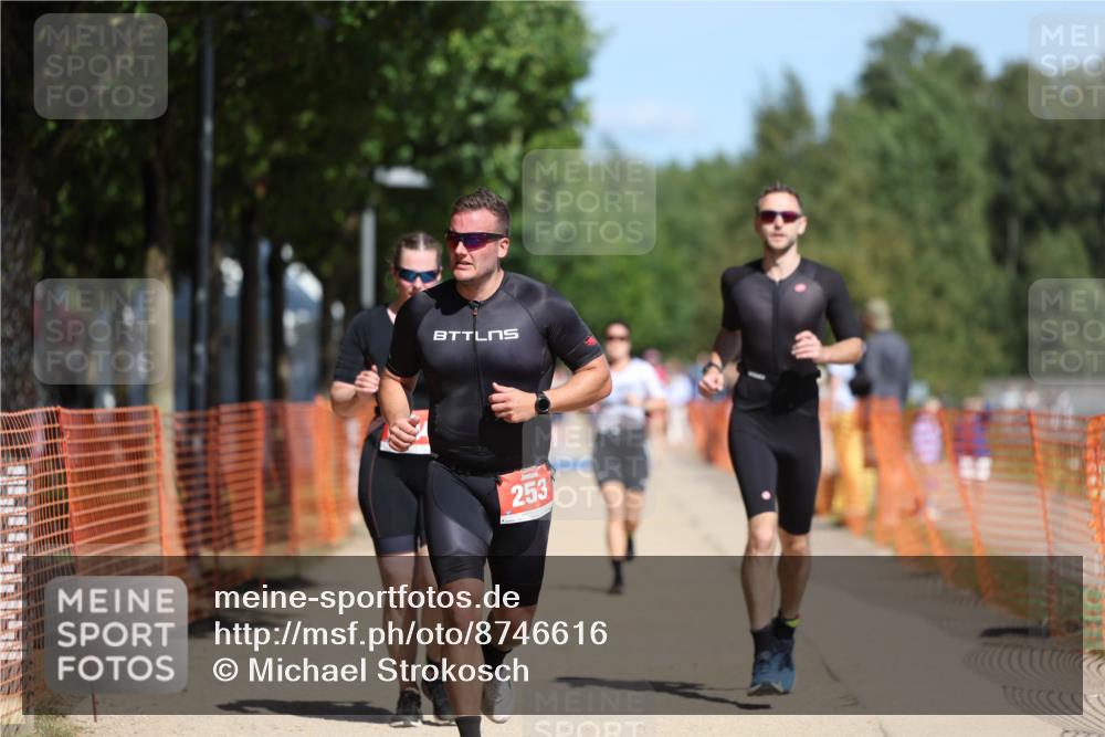 07.09.2025 - 19. Norderstedt Triathlon Michael Strokosch http://msf.ph/oto/8746616 07.09.2025 12:37:05 Laufen 253, 260, 738, 1244 meine-sportfotos.de