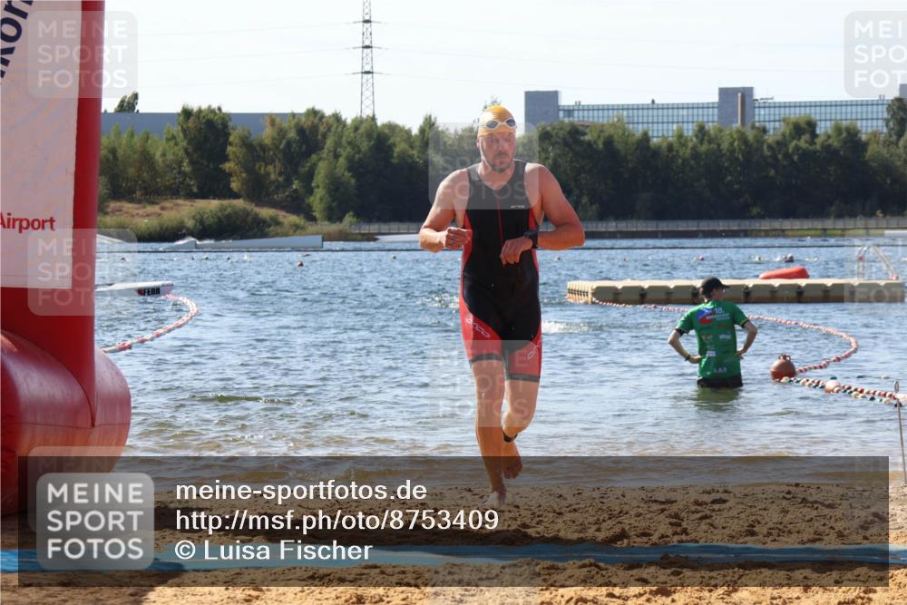 07.09.2025 - 19. Norderstedt Triathlon Luisa Fischer http://msf.ph/oto/8753409 07.09.2025 11:39:45 Schwimmen 802, 1233 meine-sportfotos.de