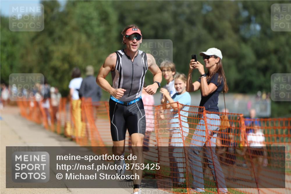 07.09.2025 - 19. Norderstedt Triathlon Michael Strokosch http://msf.ph/oto/8753425 07.09.2025 12:47:23 Laufen 151, 227, 713 meine-sportfotos.de