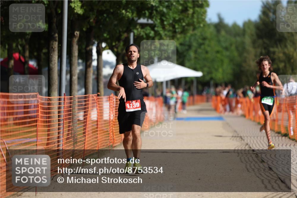 07.09.2025 - 19. Norderstedt Triathlon Michael Strokosch http://msf.ph/oto/8753534 07.09.2025 10:38:50 Laufen 646, 1131, 1139 meine-sportfotos.de