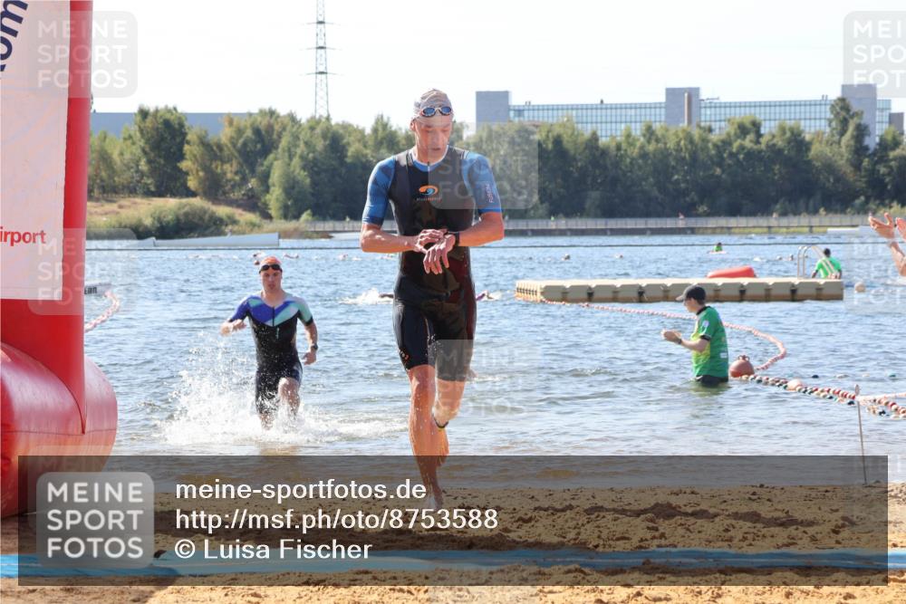 07.09.2025 - 19. Norderstedt Triathlon Luisa Fischer http://msf.ph/oto/8753588 07.09.2025 11:40:48 Schwimmen 215, 741 meine-sportfotos.de
