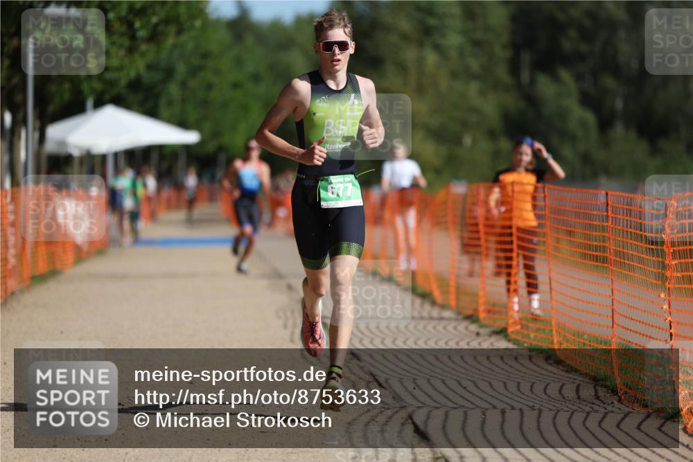 07.09.2025 - 19. Norderstedt Triathlon Michael Strokosch http://msf.ph/oto/8753633 07.09.2025 10:39:35 Laufen 654, 677 meine-sportfotos.de