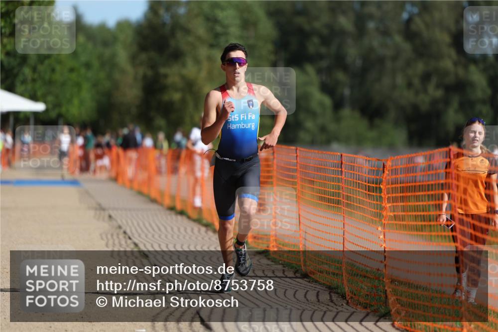 07.09.2025 - 19. Norderstedt Triathlon Michael Strokosch http://msf.ph/oto/8753758 07.09.2025 10:39:40 Laufen 654, 677 meine-sportfotos.de