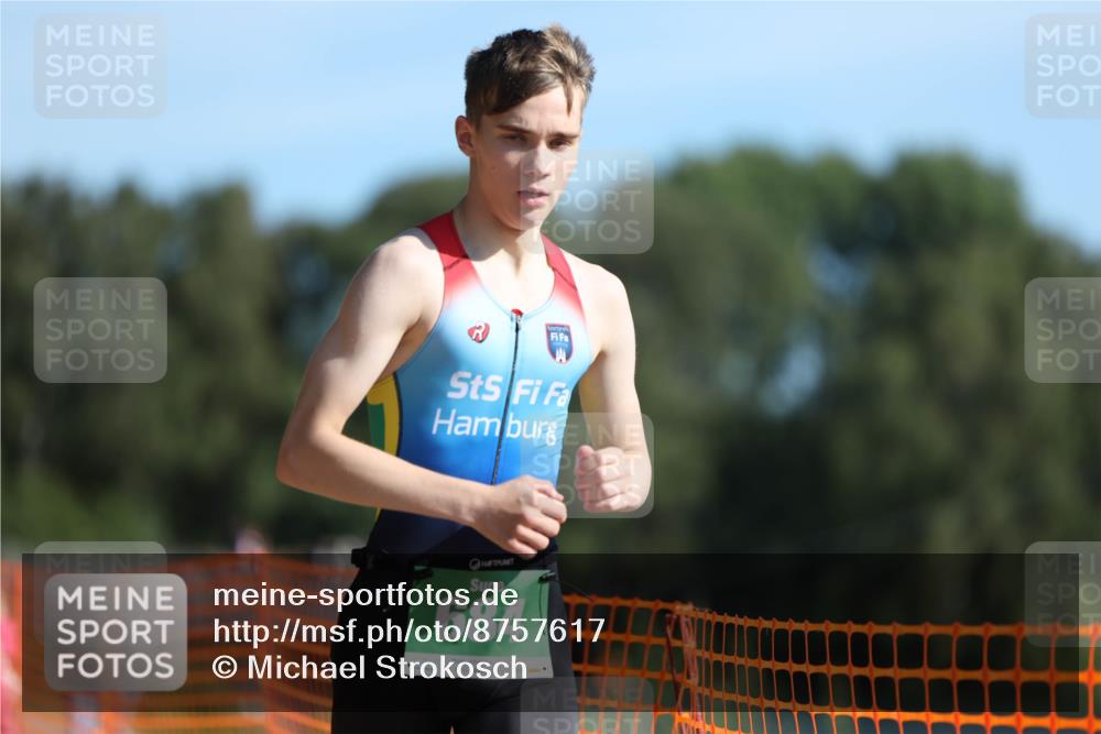 07.09.2025 - 19. Norderstedt Triathlon Michael Strokosch http://msf.ph/oto/8757617 07.09.2025 10:43:25 Laufen 676, 684 meine-sportfotos.de