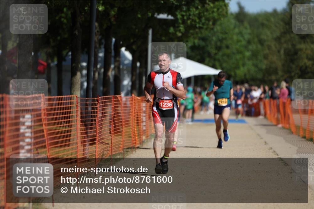 07.09.2025 - 19. Norderstedt Triathlon Michael Strokosch http://msf.ph/oto/8761600 07.09.2025 12:08:15 Laufen 1210, 1236 meine-sportfotos.de