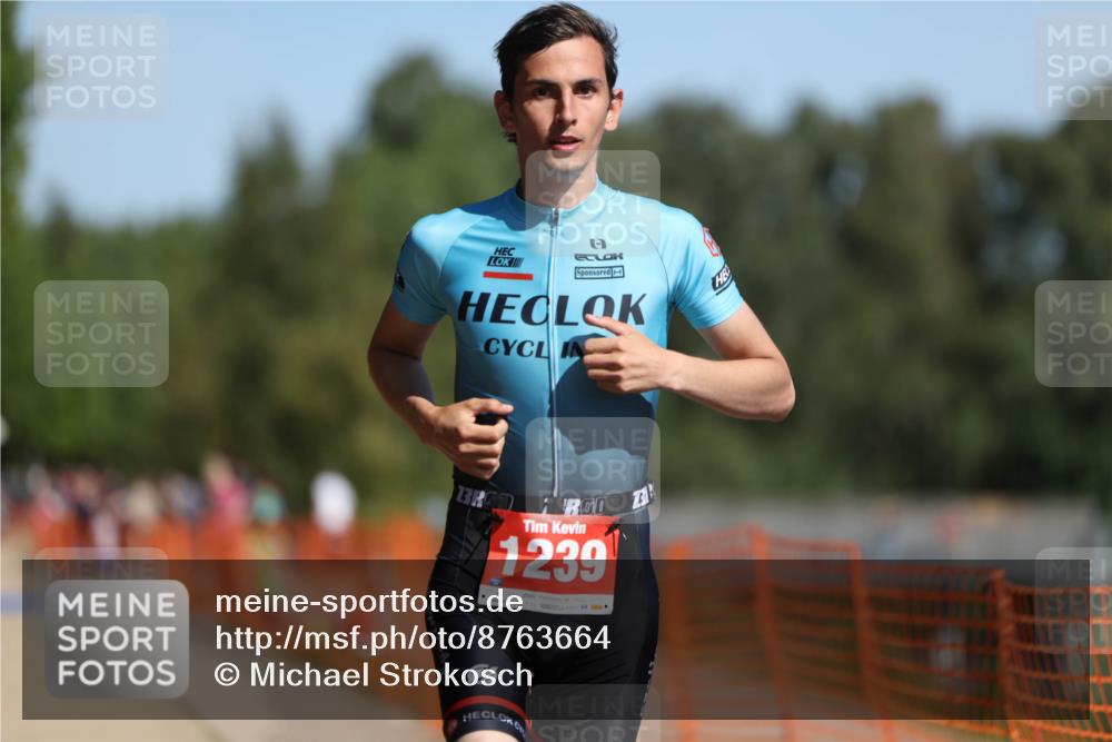07.09.2025 - 19. Norderstedt Triathlon Michael Strokosch http://msf.ph/oto/8763664 07.09.2025 12:10:41 Laufen 300, 1239 meine-sportfotos.de