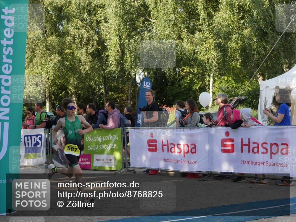 07.09.2025 - 19. Norderstedt Triathlon Zöllner http://msf.ph/oto/8768825 07.09.2025 09:48:03 Ziel 587, 591 meine-sportfotos.de