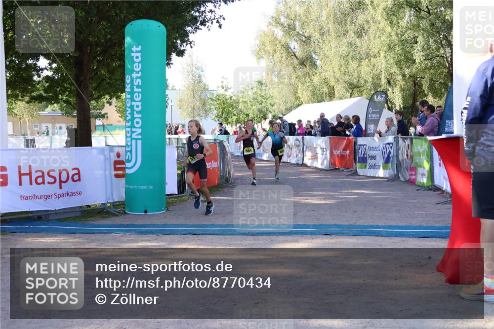 07.09.2025 - 19. Norderstedt Triathlon Zöllner http://msf.ph/oto/8770434 07.09.2025 09:45:55 Ziel 594, 595, 604 meine-sportfotos.de