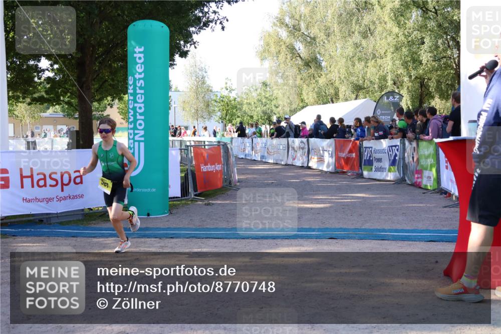 07.09.2025 - 19. Norderstedt Triathlon Zöllner http://msf.ph/oto/8770748 07.09.2025 09:48:03 Ziel 587, 591 meine-sportfotos.de