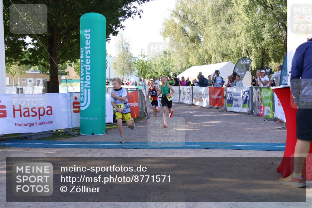 07.09.2025 - 19. Norderstedt Triathlon Zöllner http://msf.ph/oto/8771571 07.09.2025 09:52:28 Ziel 579, 580, 631, 632 meine-sportfotos.de
