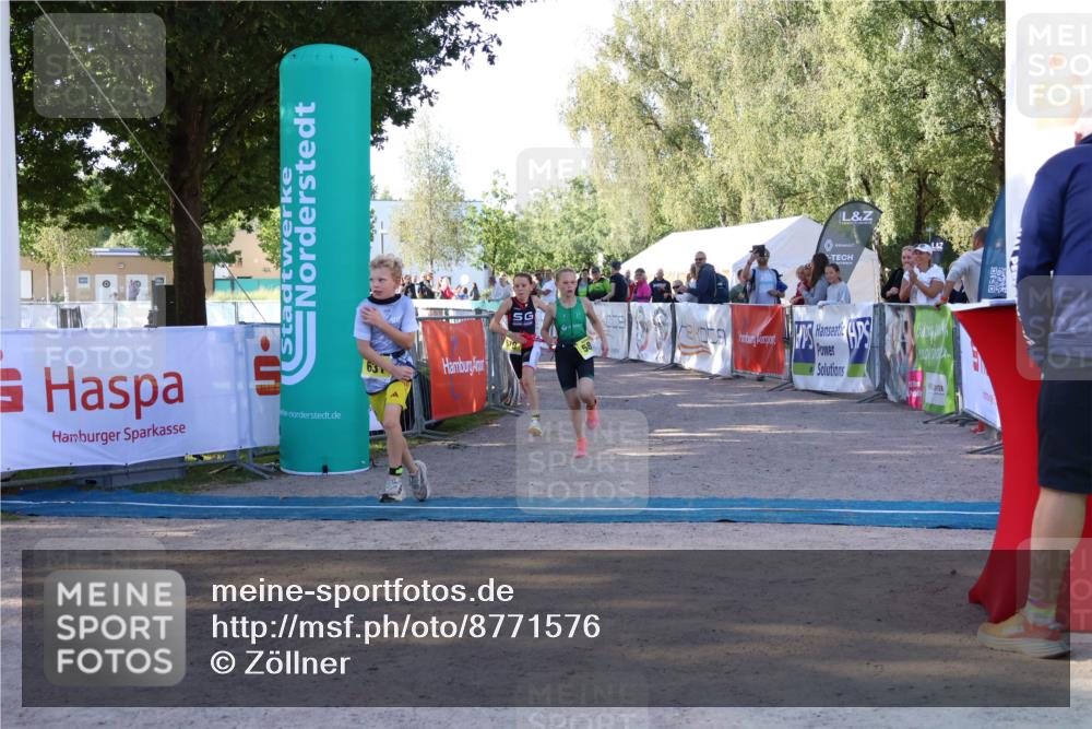 07.09.2025 - 19. Norderstedt Triathlon Zöllner http://msf.ph/oto/8771576 07.09.2025 09:52:29 Ziel 579, 580, 631 meine-sportfotos.de
