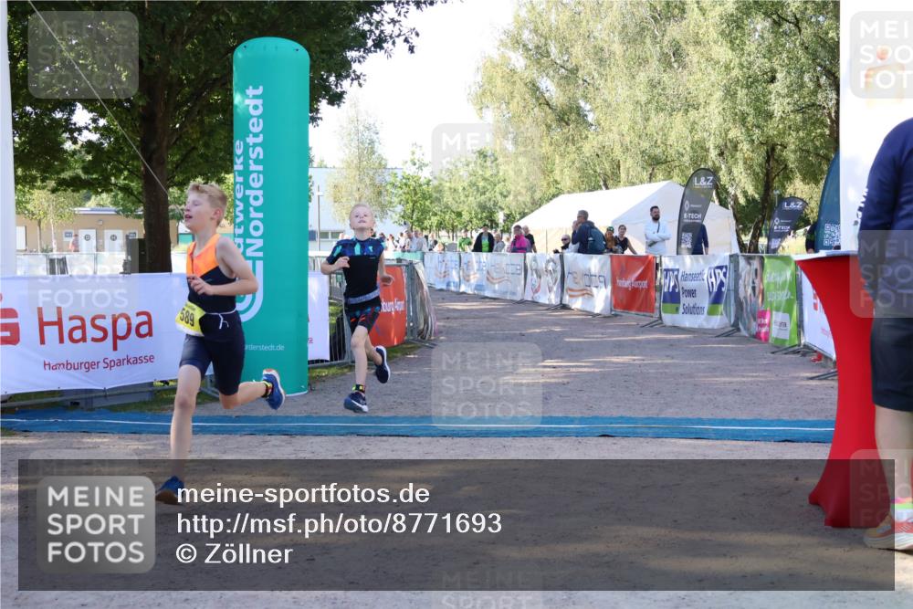 07.09.2025 - 19. Norderstedt Triathlon Zöllner http://msf.ph/oto/8771693 07.09.2025 09:53:46 Ziel 589, 610 meine-sportfotos.de