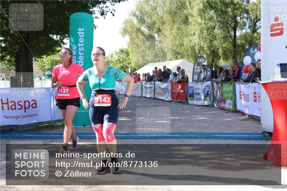 07.09.2025 - 19. Norderstedt Triathlon Zöllner http://msf.ph/oto/8773136 07.09.2025 10:55:12 Ziel 678, 1137, 1143 meine-sportfotos.de