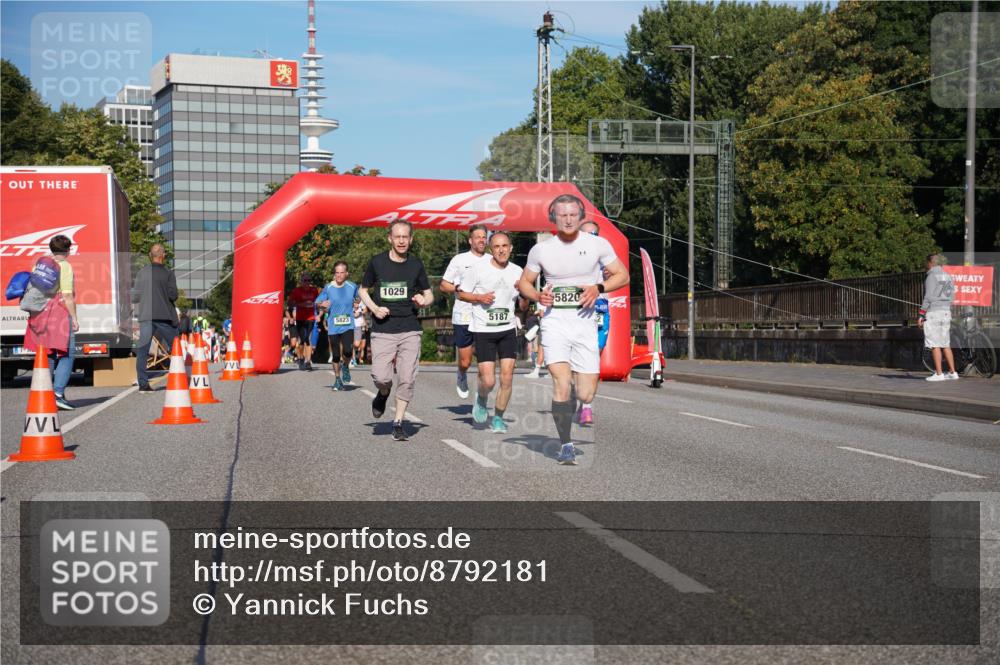07.09.2025 - BARMER Alsterlauf Yannick Fuchs http://msf.ph/oto/8792181 07.09.2025 09:42:19 Laufen 5823, 1029, 5820, 5187 meine-sportfotos.de