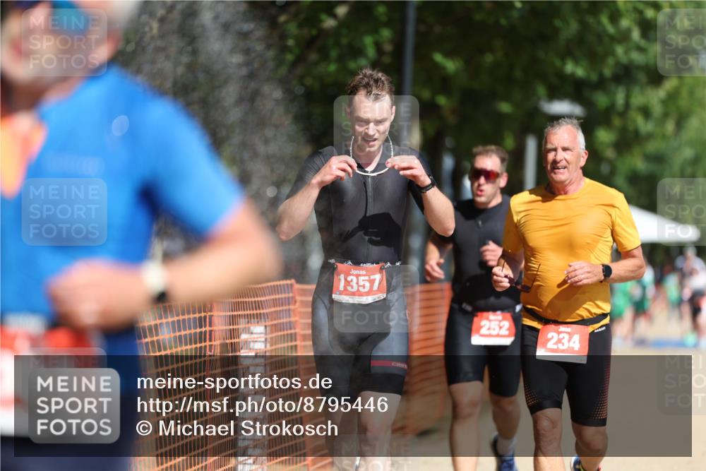 07.09.2025 - 19. Norderstedt Triathlon Michael Strokosch http://msf.ph/oto/8795446 07.09.2025 12:17:33 Laufen 234, 252, 303, 1357 meine-sportfotos.de
