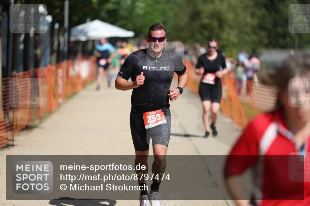 07.09.2025 - 19. Norderstedt Triathlon Michael Strokosch http://msf.ph/oto/8797474 07.09.2025 12:22:41 Laufen 253, 830, 1229, 1244 meine-sportfotos.de
