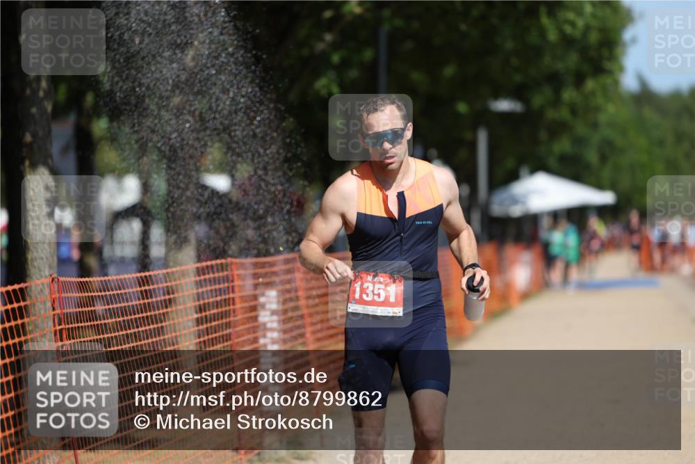 07.09.2025 - 19. Norderstedt Triathlon Michael Strokosch http://msf.ph/oto/8799862 07.09.2025 12:29:40 Laufen 1350, 1351 meine-sportfotos.de