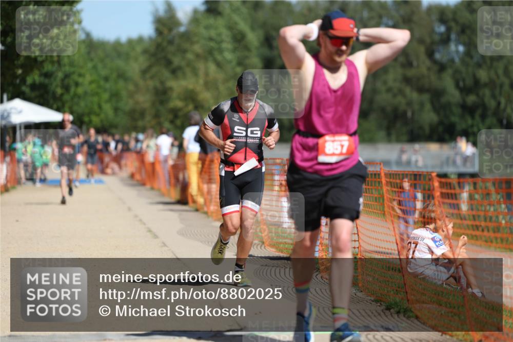 07.09.2025 - 19. Norderstedt Triathlon Michael Strokosch http://msf.ph/oto/8802025 07.09.2025 12:32:47 Laufen 695, 857 meine-sportfotos.de