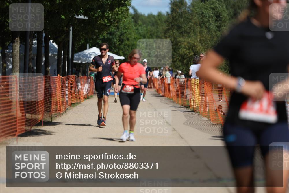07.09.2025 - 19. Norderstedt Triathlon Michael Strokosch http://msf.ph/oto/8803371 07.09.2025 12:34:31 Laufen 696, 803, 1213, 1233 meine-sportfotos.de