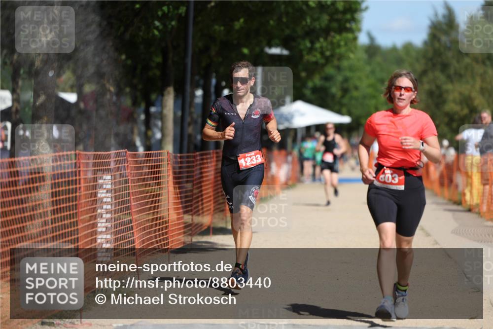 07.09.2025 - 19. Norderstedt Triathlon Michael Strokosch http://msf.ph/oto/8803440 07.09.2025 12:34:34 Laufen 226, 696, 803, 1213, 1233 meine-sportfotos.de