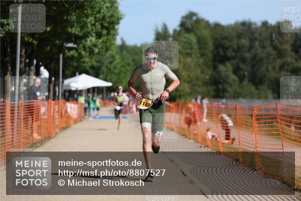 07.09.2025 - 19. Norderstedt Triathlon Michael Strokosch http://msf.ph/oto/8807527 07.09.2025 11:30:48 Laufen 1180, 1188 meine-sportfotos.de