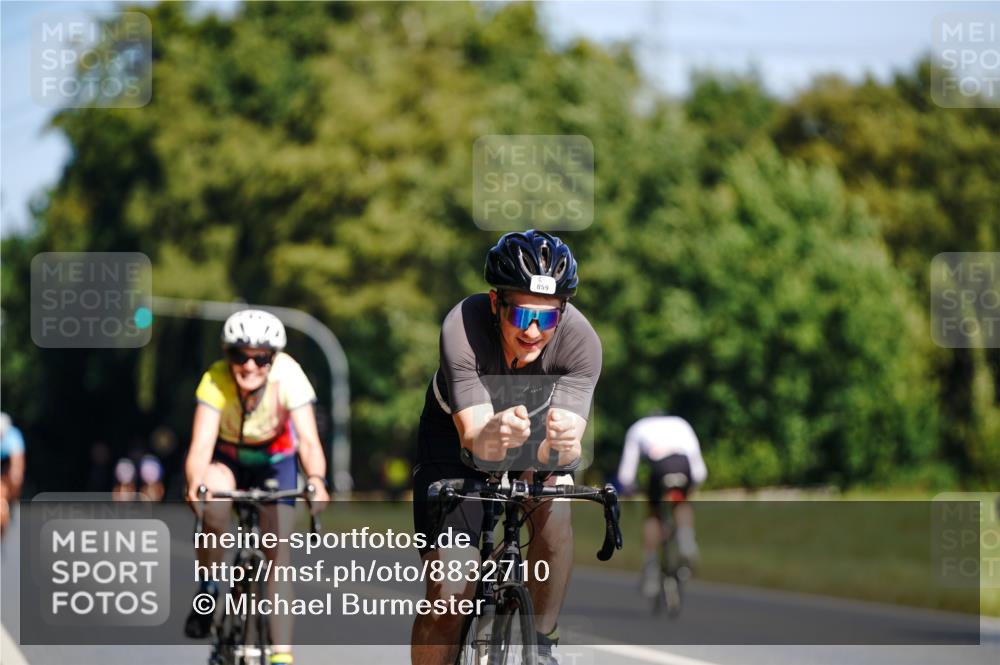 07.09.2025 - 19. Norderstedt Triathlon Michael Burmester http://msf.ph/oto/8832710 07.09.2025 11:51:42 Radfahren 859, 860 meine-sportfotos.de