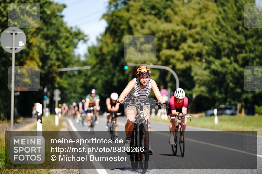 07.09.2025 - 19. Norderstedt Triathlon Michael Burmester http://msf.ph/oto/8836266 07.09.2025 12:42:35 Radfahren 290, 295, 1264 meine-sportfotos.de
