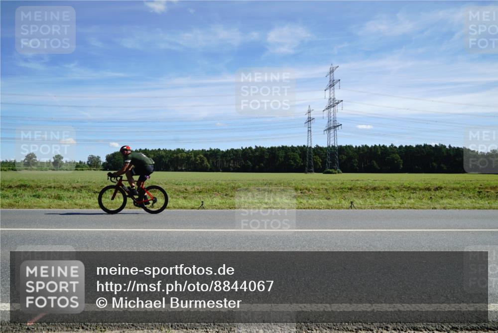 07.09.2025 - 19. Norderstedt Triathlon Michael Burmester http://msf.ph/oto/8844067 07.09.2025 12:43:32 Radfahren 1212 meine-sportfotos.de