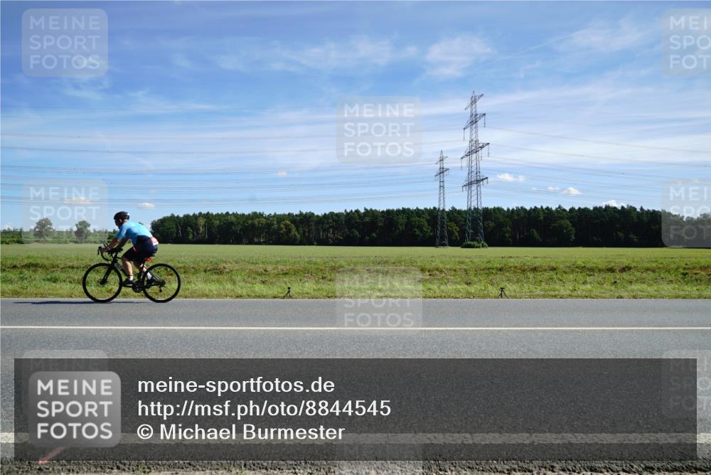 07.09.2025 - 19. Norderstedt Triathlon Michael Burmester http://msf.ph/oto/8844545 07.09.2025 12:45:09 Radfahren 1295 meine-sportfotos.de