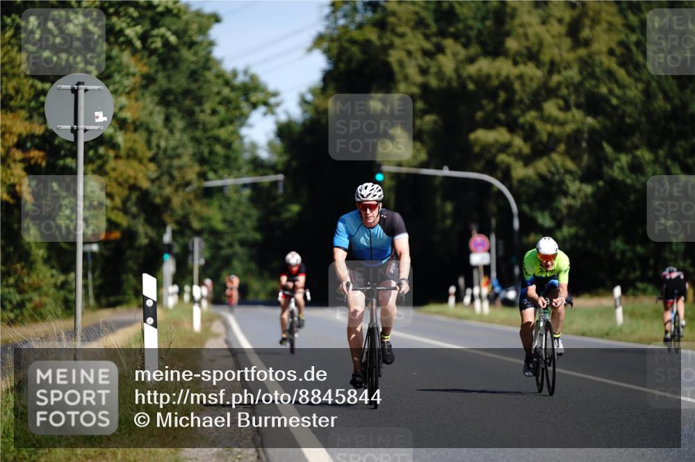 07.09.2025 - 19. Norderstedt Triathlon Michael Burmester http://msf.ph/oto/8845844 07.09.2025 11:10:13 Radfahren 734, 771 meine-sportfotos.de