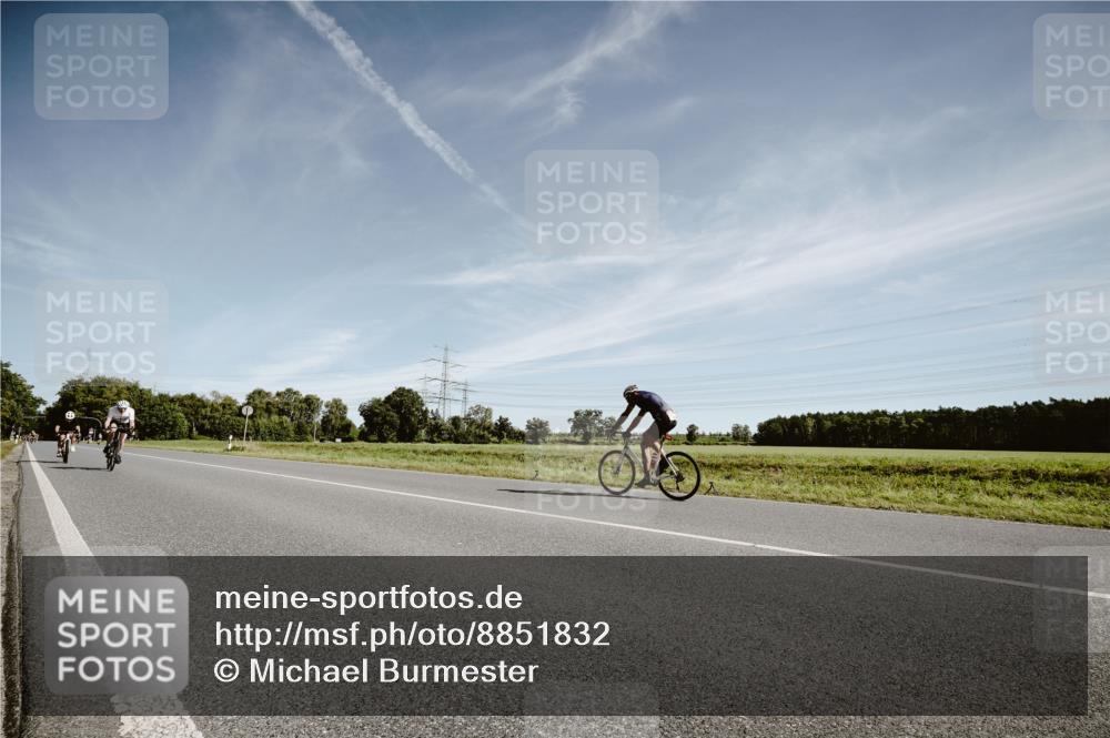 07.09.2025 - 19. Norderstedt Triathlon Michael Burmester http://msf.ph/oto/8851832 07.09.2025 11:27:25 Radfahren 300, 760, 1176, 1313 meine-sportfotos.de