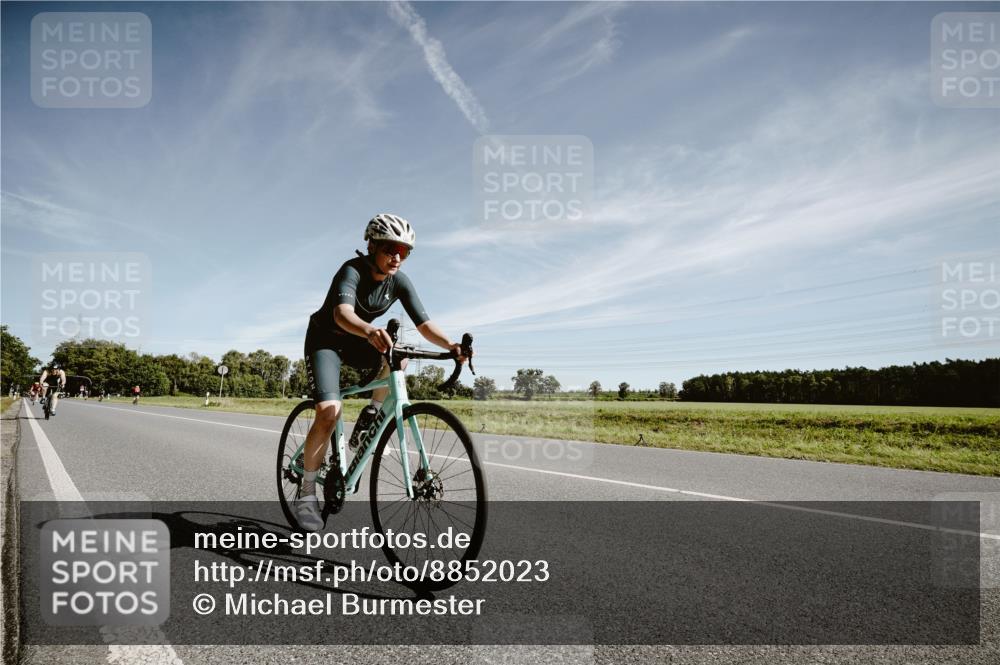 07.09.2025 - 19. Norderstedt Triathlon Michael Burmester http://msf.ph/oto/8852023 07.09.2025 11:29:31 Radfahren 185, 784, 1227 meine-sportfotos.de