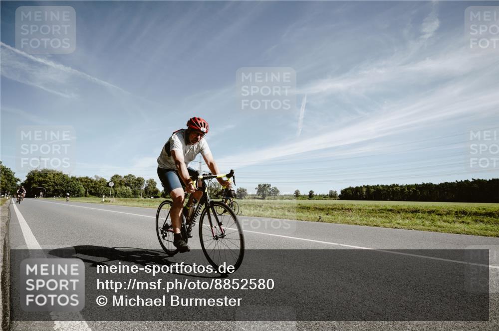 07.09.2025 - 19. Norderstedt Triathlon Michael Burmester http://msf.ph/oto/8852580 07.09.2025 11:36:39 Radfahren 826, 849 meine-sportfotos.de