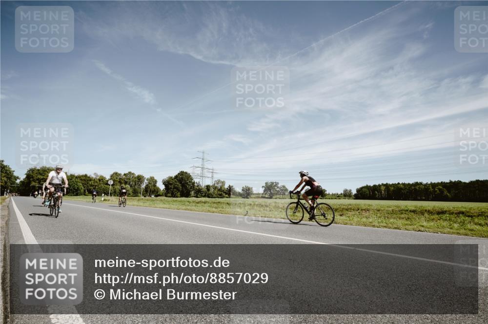 07.09.2025 - 19. Norderstedt Triathlon Michael Burmester http://msf.ph/oto/8857029 07.09.2025 12:22:04 Radfahren 188, 1346, 1398 meine-sportfotos.de
