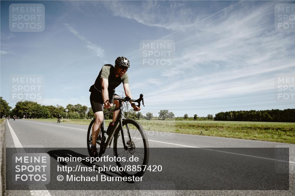 07.09.2025 - 19. Norderstedt Triathlon Michael Burmester http://msf.ph/oto/8857420 07.09.2025 12:24:25 Radfahren 802, 1350 meine-sportfotos.de