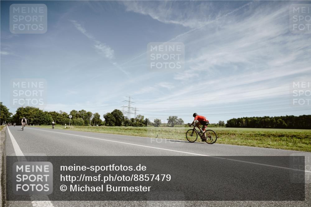 07.09.2025 - 19. Norderstedt Triathlon Michael Burmester http://msf.ph/oto/8857479 07.09.2025 12:25:06 Radfahren 301, 825, 1373 meine-sportfotos.de