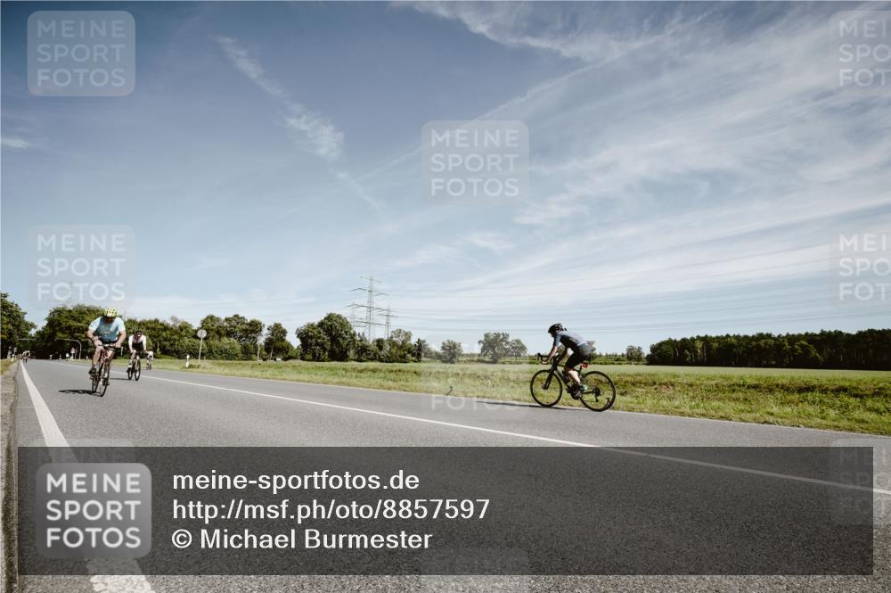 07.09.2025 - 19. Norderstedt Triathlon Michael Burmester http://msf.ph/oto/8857597 07.09.2025 12:26:03 Radfahren 754, 762 meine-sportfotos.de