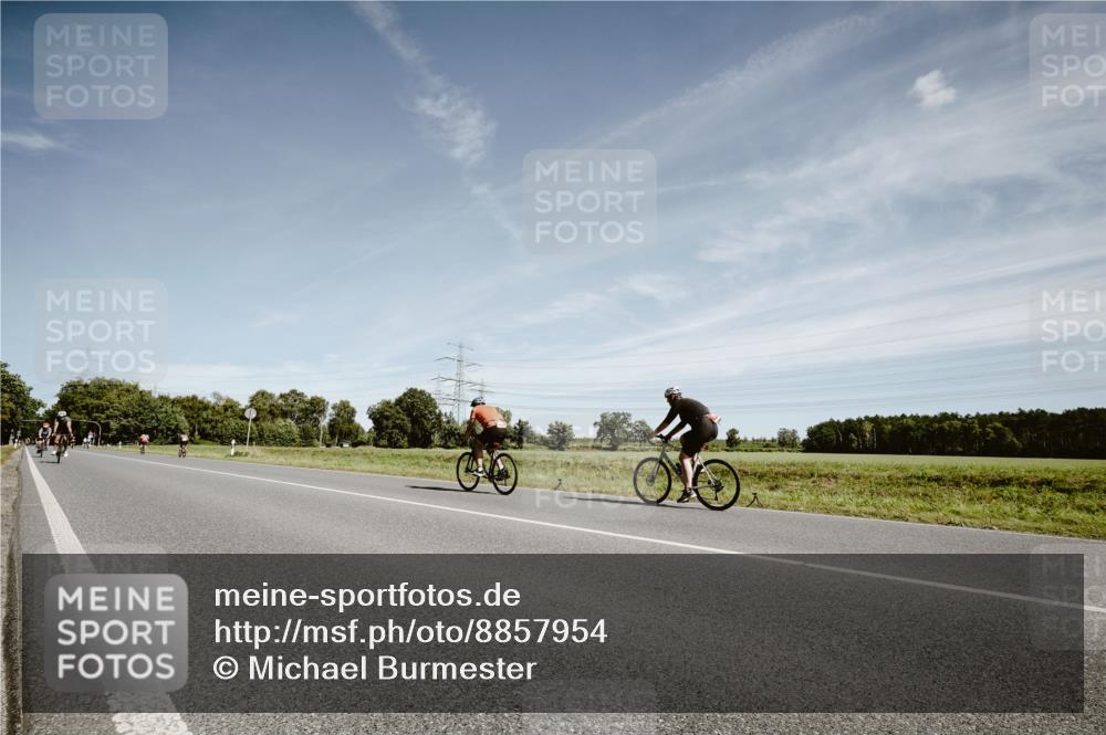 07.09.2025 - 19. Norderstedt Triathlon Michael Burmester http://msf.ph/oto/8857954 07.09.2025 12:28:37 Radfahren 262, 696, 776, 1213, 1214 meine-sportfotos.de