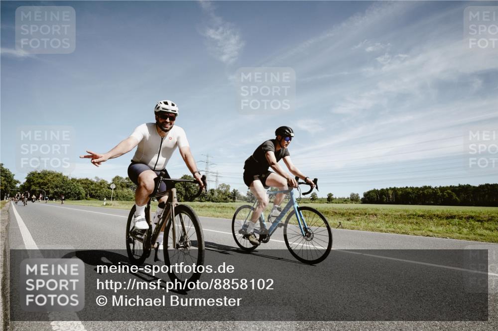 07.09.2025 - 19. Norderstedt Triathlon Michael Burmester http://msf.ph/oto/8858102 07.09.2025 12:30:01 Radfahren 145, 177, 251, 737, 811 meine-sportfotos.de
