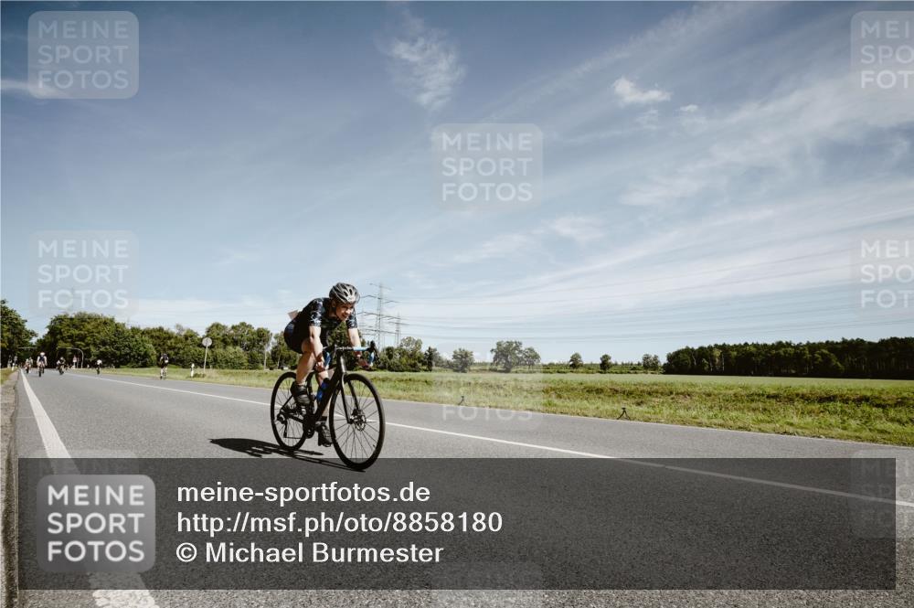 07.09.2025 - 19. Norderstedt Triathlon Michael Burmester http://msf.ph/oto/8858180 07.09.2025 12:30:31 Radfahren 207, 282, 1360 meine-sportfotos.de