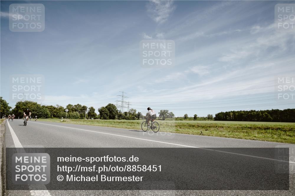 07.09.2025 - 19. Norderstedt Triathlon Michael Burmester http://msf.ph/oto/8858451 07.09.2025 12:32:36 Radfahren 1212 meine-sportfotos.de