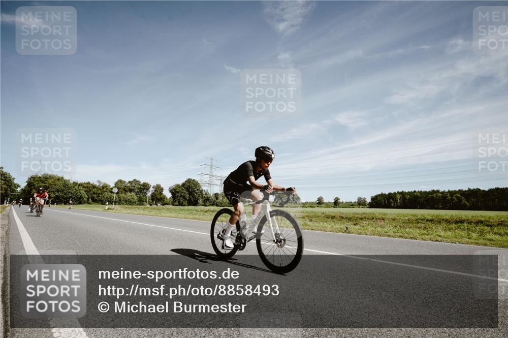 07.09.2025 - 19. Norderstedt Triathlon Michael Burmester http://msf.ph/oto/8858493 07.09.2025 12:33:07 Radfahren 182, 718, 853, 1276, 1342 meine-sportfotos.de