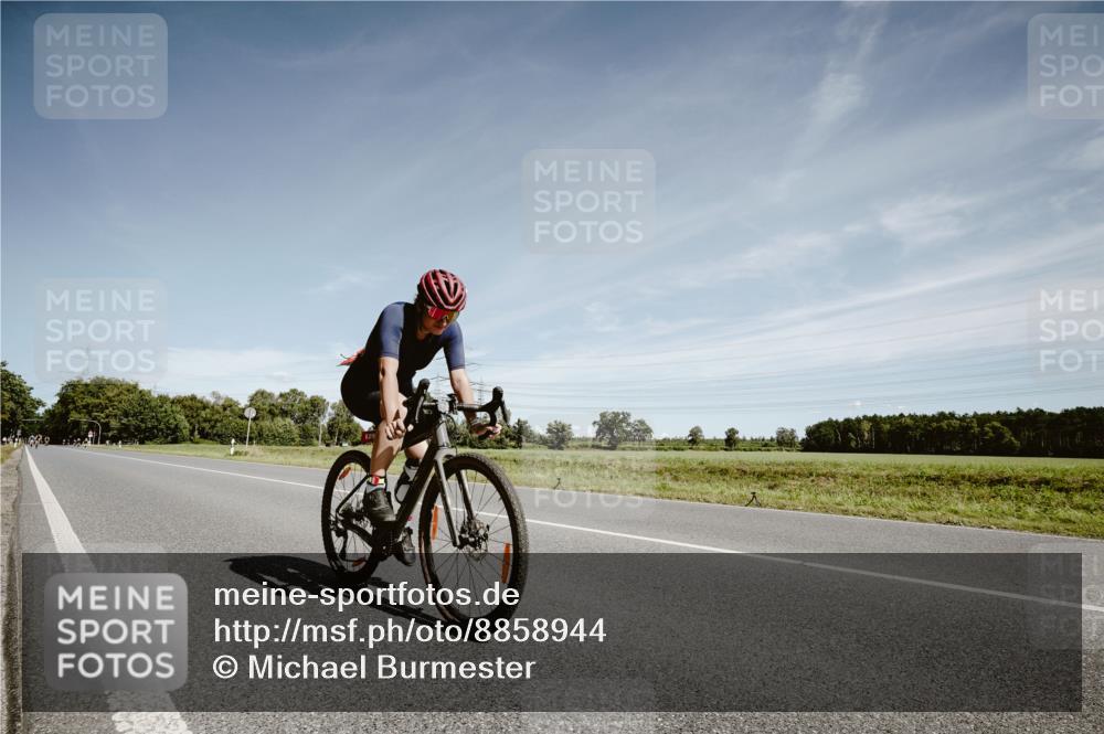 07.09.2025 - 19. Norderstedt Triathlon Michael Burmester http://msf.ph/oto/8858944 07.09.2025 12:37:49 Radfahren 208, 1292 meine-sportfotos.de