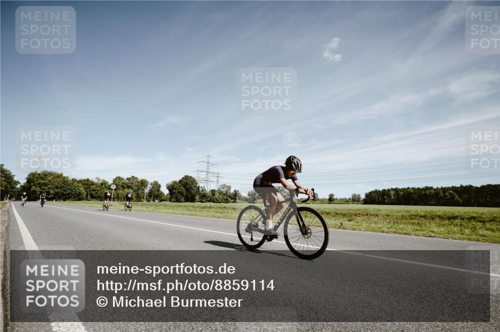 07.09.2025 - 19. Norderstedt Triathlon Michael Burmester http://msf.ph/oto/8859114 07.09.2025 12:40:19 Radfahren 811, 1256, 1269 meine-sportfotos.de