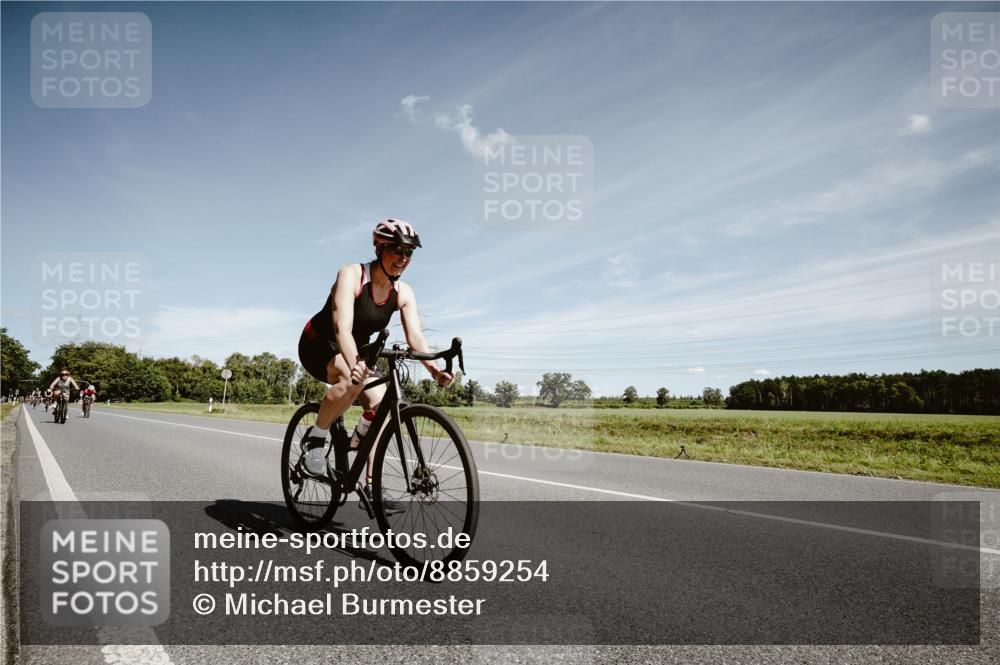 07.09.2025 - 19. Norderstedt Triathlon Michael Burmester http://msf.ph/oto/8859254 07.09.2025 12:42:35 Radfahren 290, 295, 1264 meine-sportfotos.de